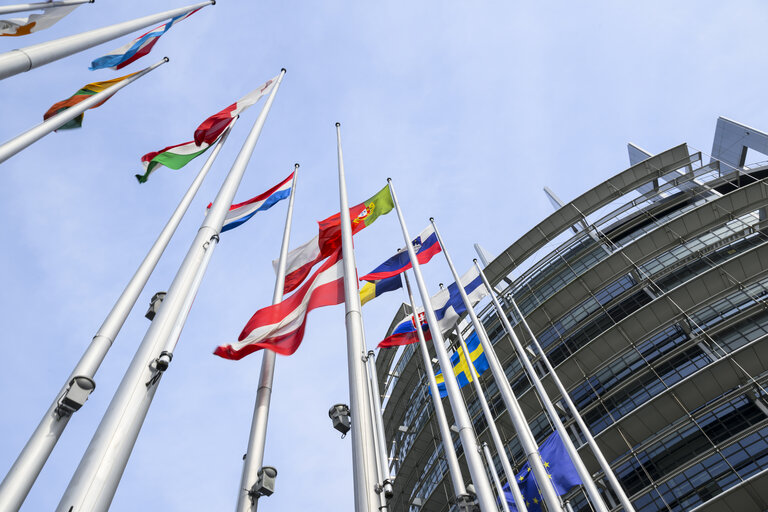 Φωτογραφία 7: European and Austrian flags at half-mast in front of EP buildings in Brussels and Strasbourg, as a sign of European solidarity and out of respect for the victims of the school shooting in Graz, Austria